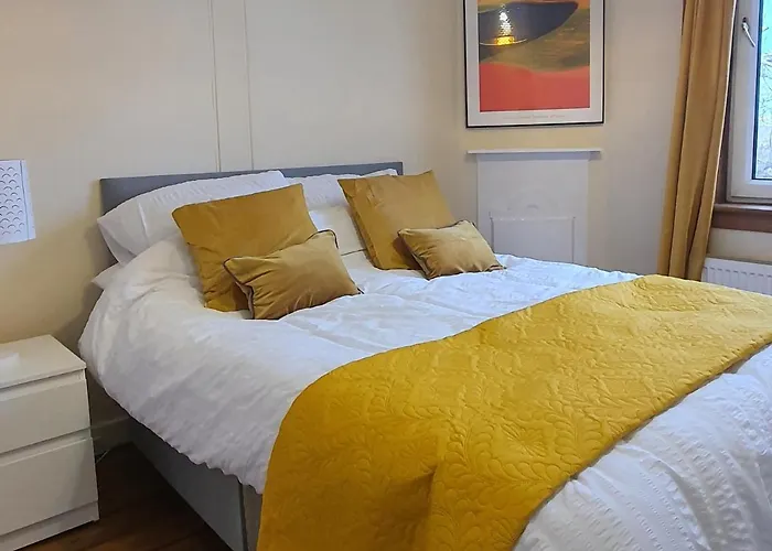 Large 3 Bed Apartment Glasgow West End Free Parking & Electric Vehicle Point